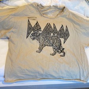 100% cotton t-shirt with cool leopard animal on it!